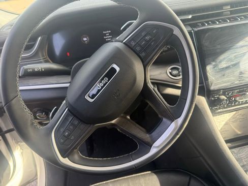 Used 2023 Jeep Grand Cherokee Limited image 14