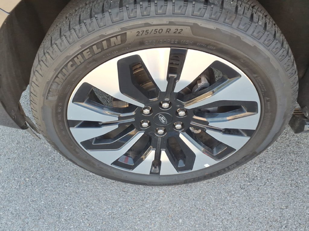 Used 2025 Ford Expedition Platinum w/ Driver's Package AWD/4WD image 5