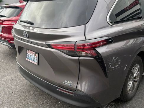 Used 2022 Toyota Sienna XLE AWD/4WD image 4