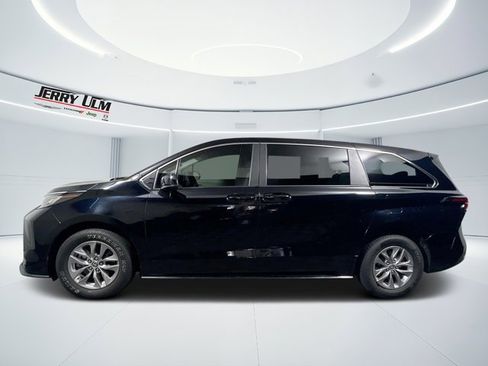Used 2022 Toyota Sienna LE image 6