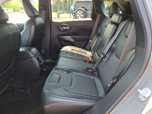 Used 2019 Jeep Cherokee Limited w/ Technology Group AWD/4WD image 10
