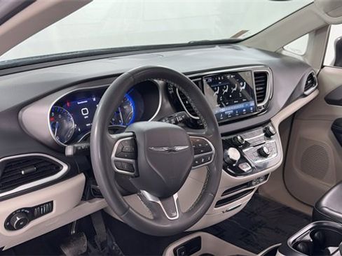 Used 2023 Chrysler Pacifica Touring-L image 38