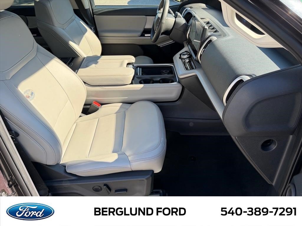Used 2025 Ford Expedition Max Active AWD/4WD image 21