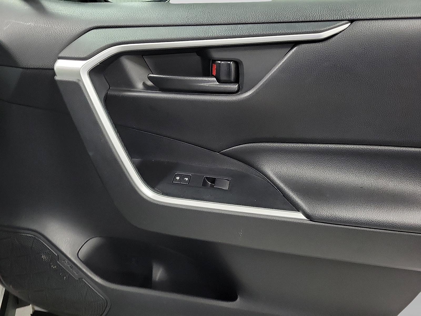 Certified 2021 Toyota RAV4 LE AWD/4WD image 15