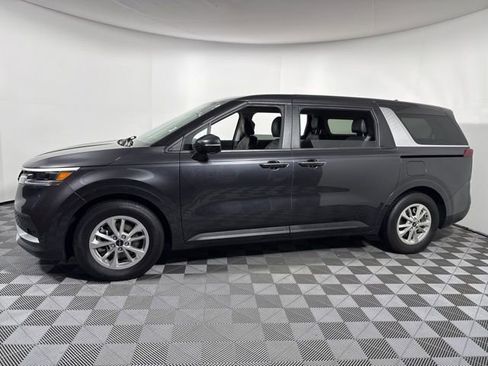 Used 2024 Kia Carnival LX FWD image 3