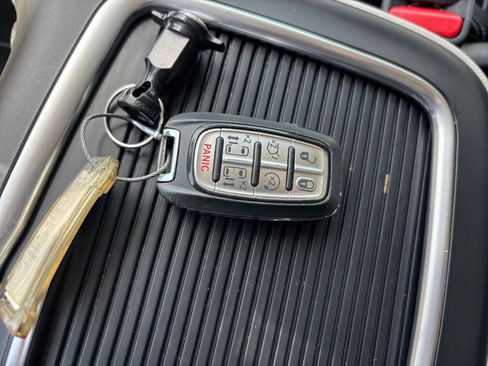 Used 2024 Chrysler Pacifica Touring-L image 25