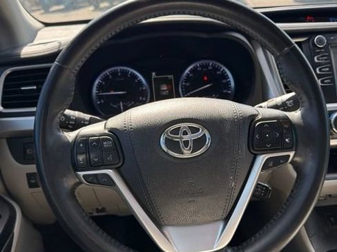 Certified 2018 Toyota Highlander XLE w/ Carpet Mat Package (TMS) AWD/4WD image 17