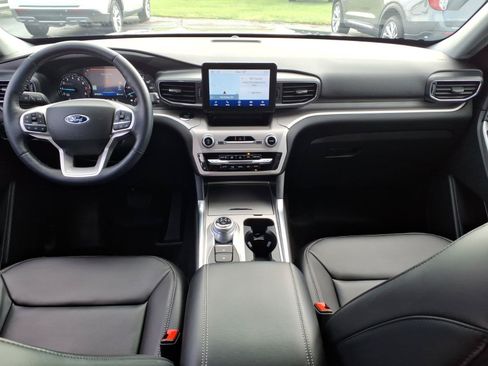 Used 2023 Ford Explorer XLT w/ Equipment Group 202A AWD/4WD image 8