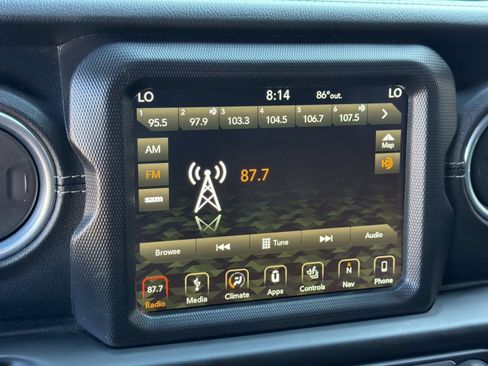Used 2018 Jeep Wrangler Unlimited Sahara AWD/4WD image 21