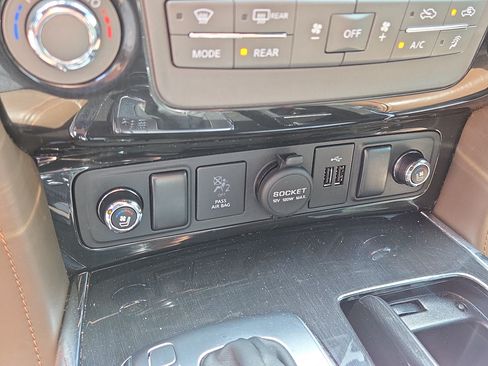 Used 2020 Nissan Armada Platinum w/ Platinum Reserve Package RWD image 22
