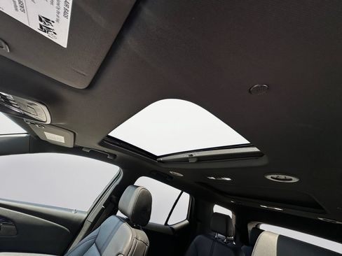 Used 2023 Chevrolet Traverse RS AWD/4WD image 18