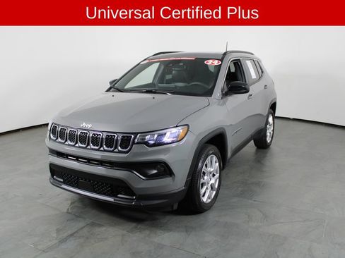 Used 2024 Jeep Compass Latitude w/ Sun and Sound Group AWD/4WD image 2