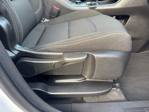 Used 2024 GMC Terrain SLE AWD/4WD image 29