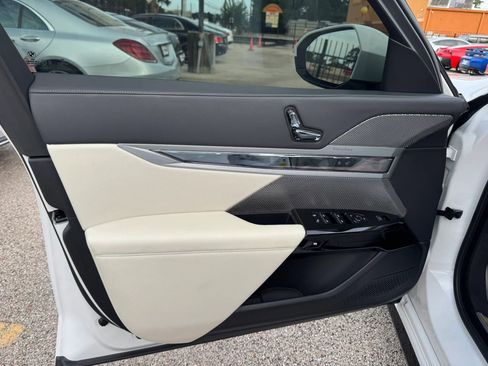 Used 2023 BMW 760i xDrive w/ Executive Package AWD/4WD image 18