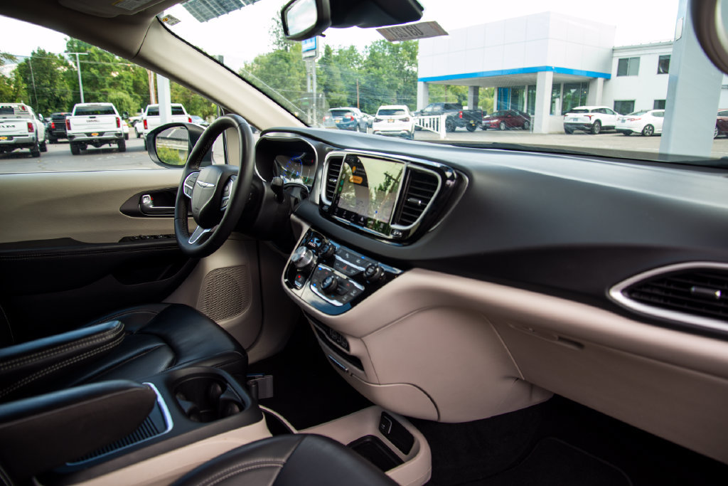 Used 2023 Chrysler Pacifica Touring-L FWD image 16