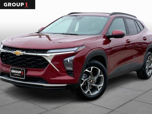 Used 2025 Chevrolet Trax LT image 1