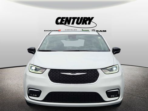 Used 2024 Chrysler Pacifica Limited FWD image 9