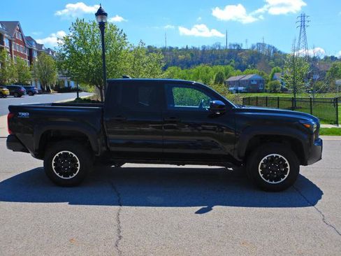 Used 2025 Toyota Tacoma TRD Off-Road AWD/4WD image 9