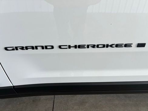 New 2025 Jeep Grand Cherokee L Laredo image 35