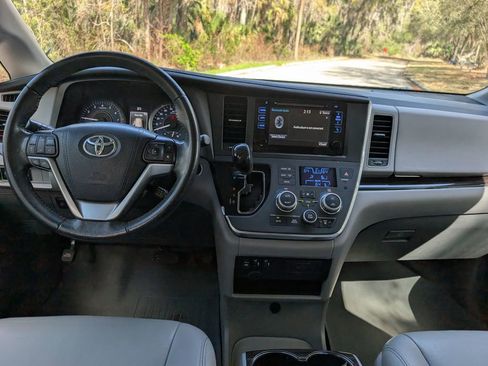 Used 2017 Toyota Sienna XLE image 9