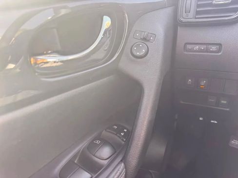 Used 2017 Nissan Rogue SV FWD image 18