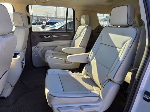 Used 2022 GMC Yukon XL Denali w/ Denali Premium Package image 28