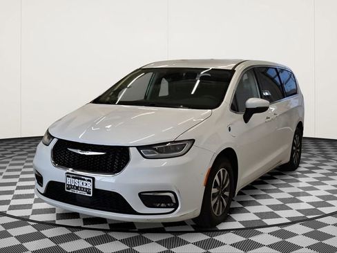 Used 2023 Chrysler Pacifica Touring-L image 9
