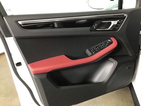 Certified 2026 Porsche Macan AWD/4WD image 27