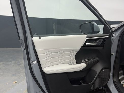 New 2025 Mitsubishi Outlander SE image 15