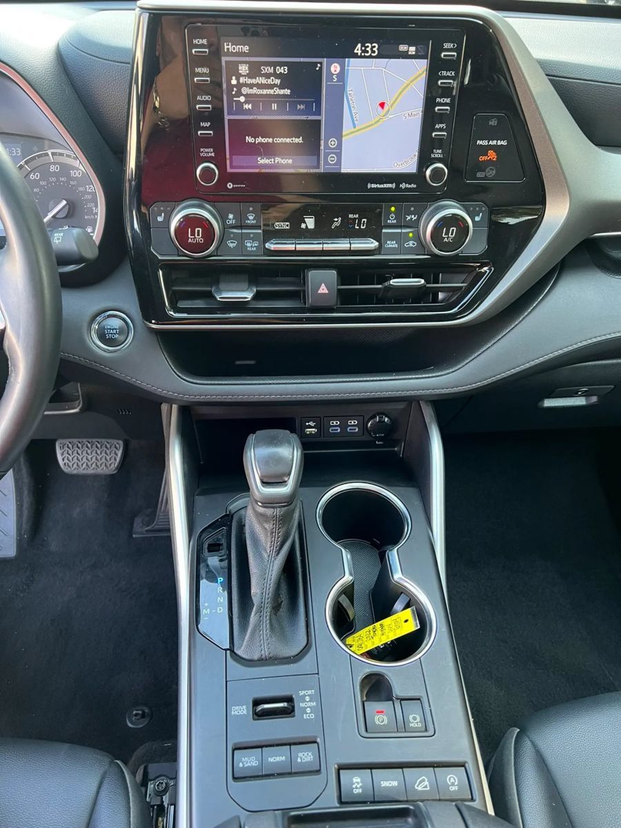 Used 2022 Toyota Highlander XLE AWD/4WD image 20