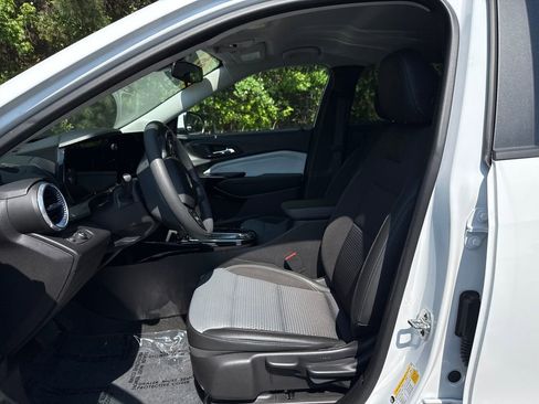 Used 2025 Chevrolet Trax LT FWD image 19