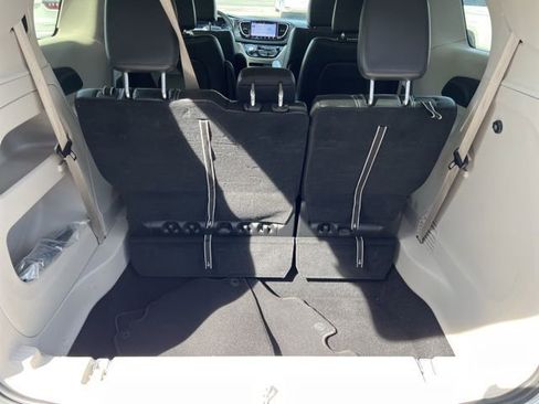 Used 2024 Chrysler Pacifica Touring-L image 11