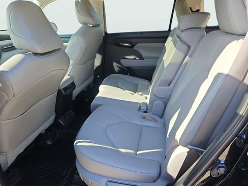Used 2022 Toyota Highlander XLE AWD/4WD image 34