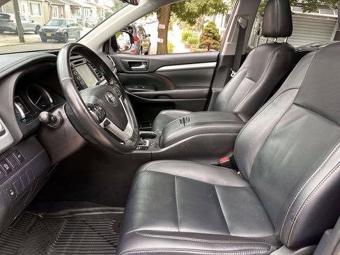 Used 2019 Toyota Highlander XLE AWD/4WD image 14