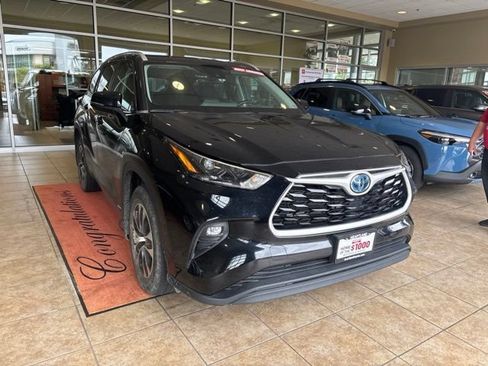 Used 2023 Toyota Highlander XLE AWD/4WD image 3