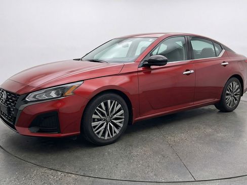 Used 2025 Nissan Altima 2.5 SV image 3