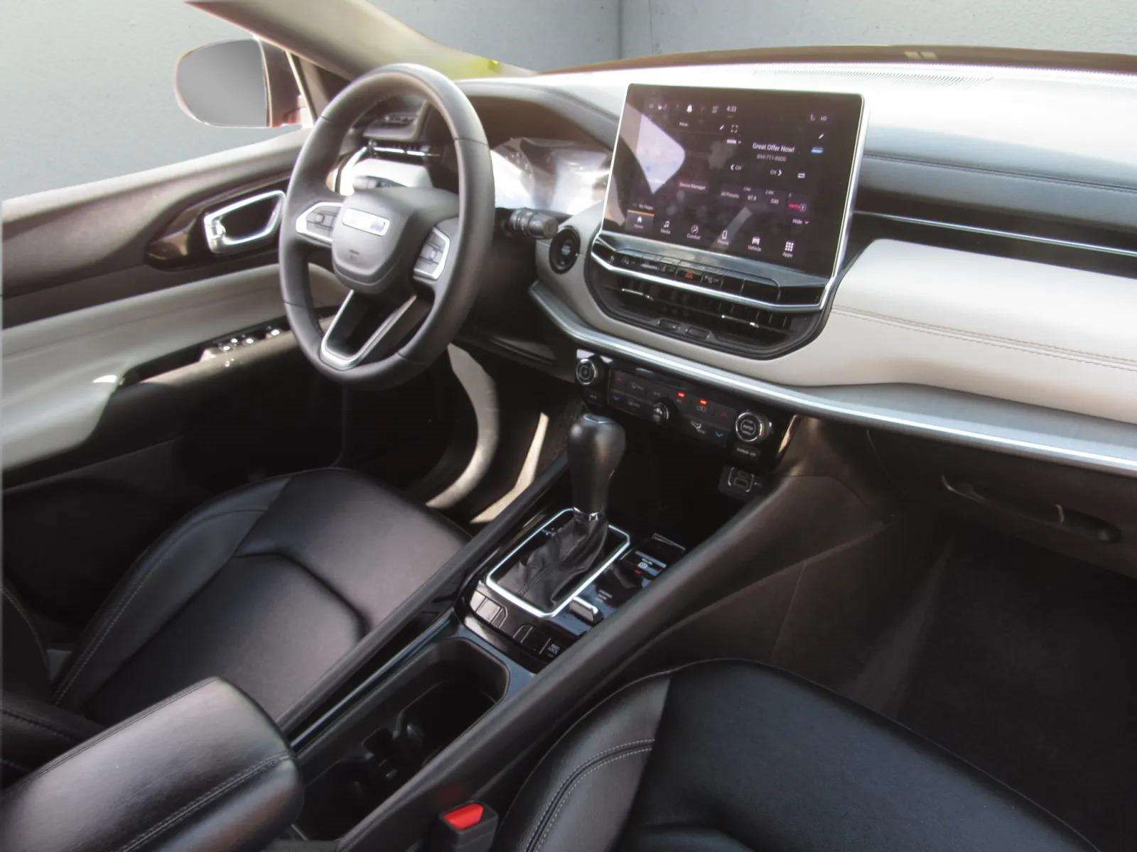 Used 2025 Jeep Compass Limited AWD/4WD image 9