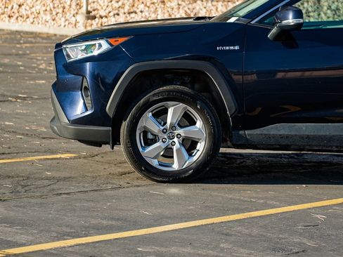 Used 2021 Toyota RAV4 XLE Premium image 8