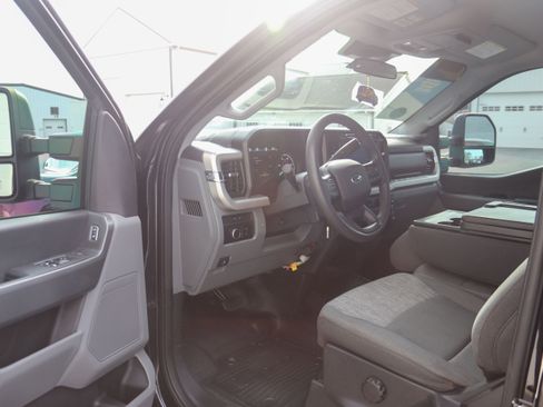 Used 2023 Ford F550 4x4 Regular Cab Super Duty image 31