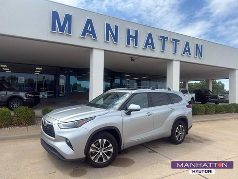 Used 2022 Toyota Highlander XLE AWD/4WD image 1