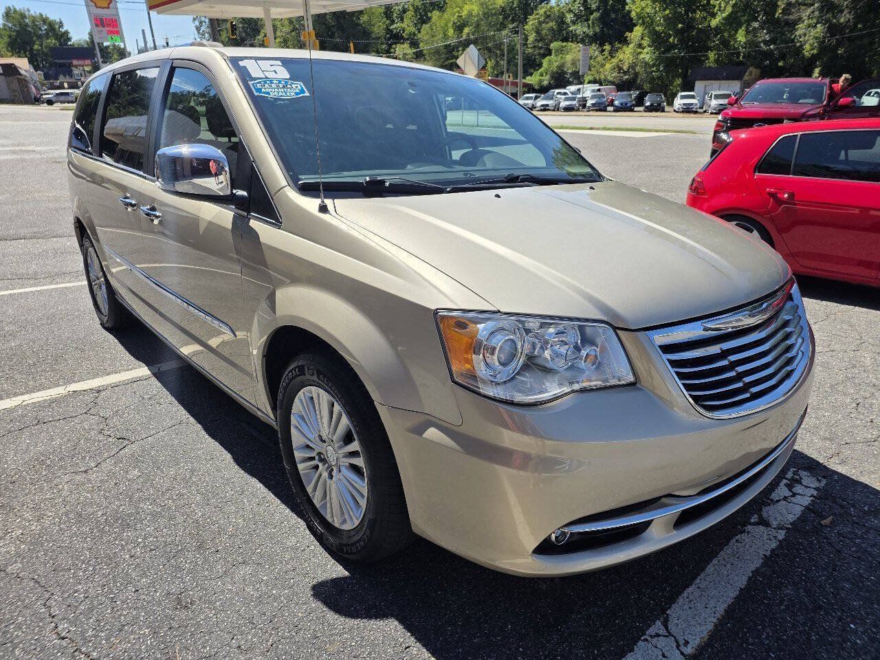 Used 2015 Chrysler Town & Country Limited Platinum FWD image 8
