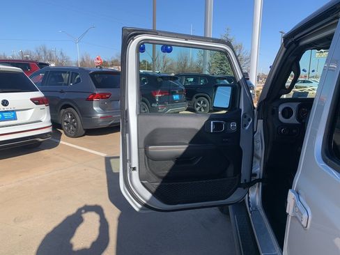 Used 2024 Jeep Wrangler Sahara image 9