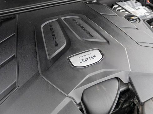 Used 2023 Porsche Cayenne Platinum Edition image 37