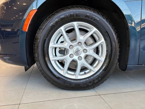 Used 2023 Chrysler Pacifica Touring-L FWD image 11