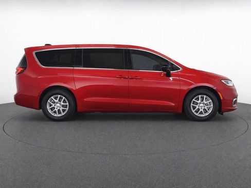 Used 2025 Chrysler Pacifica Select FWD image 8