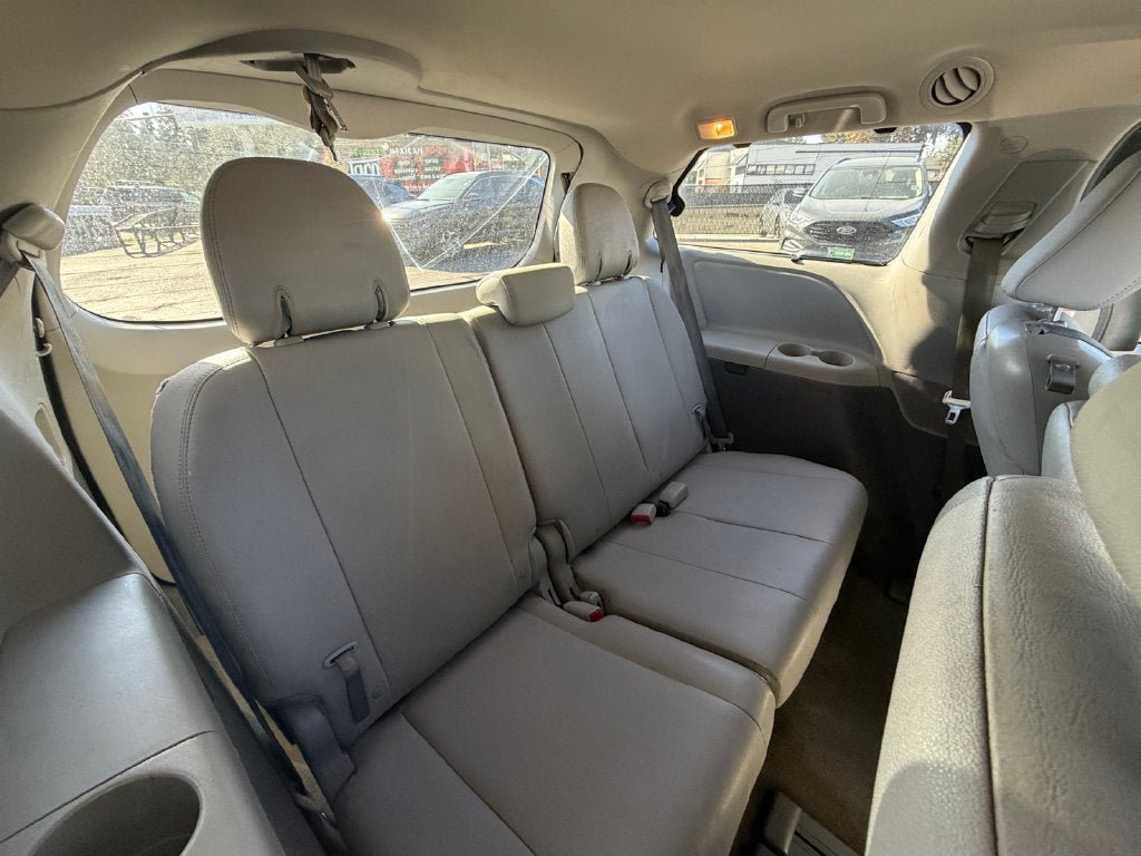 Used 2017 Toyota Sienna XLE w/ XLE Navigation Package FWD image 34