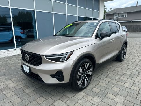 Used 2023 Volvo XC40 B5 Plus w/ Driver Assist Package AWD/4WD image 4