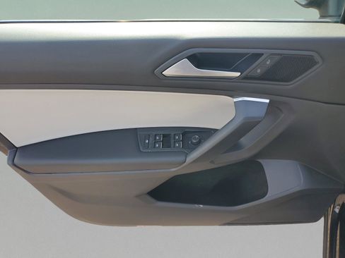 Used 2021 Volkswagen Tiguan SE image 12