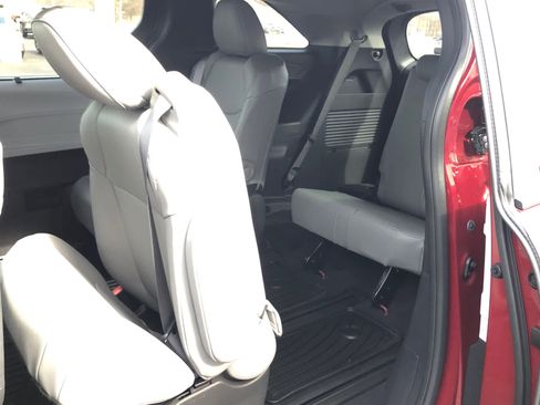 Certified 2025 Toyota Sienna XLE image 38