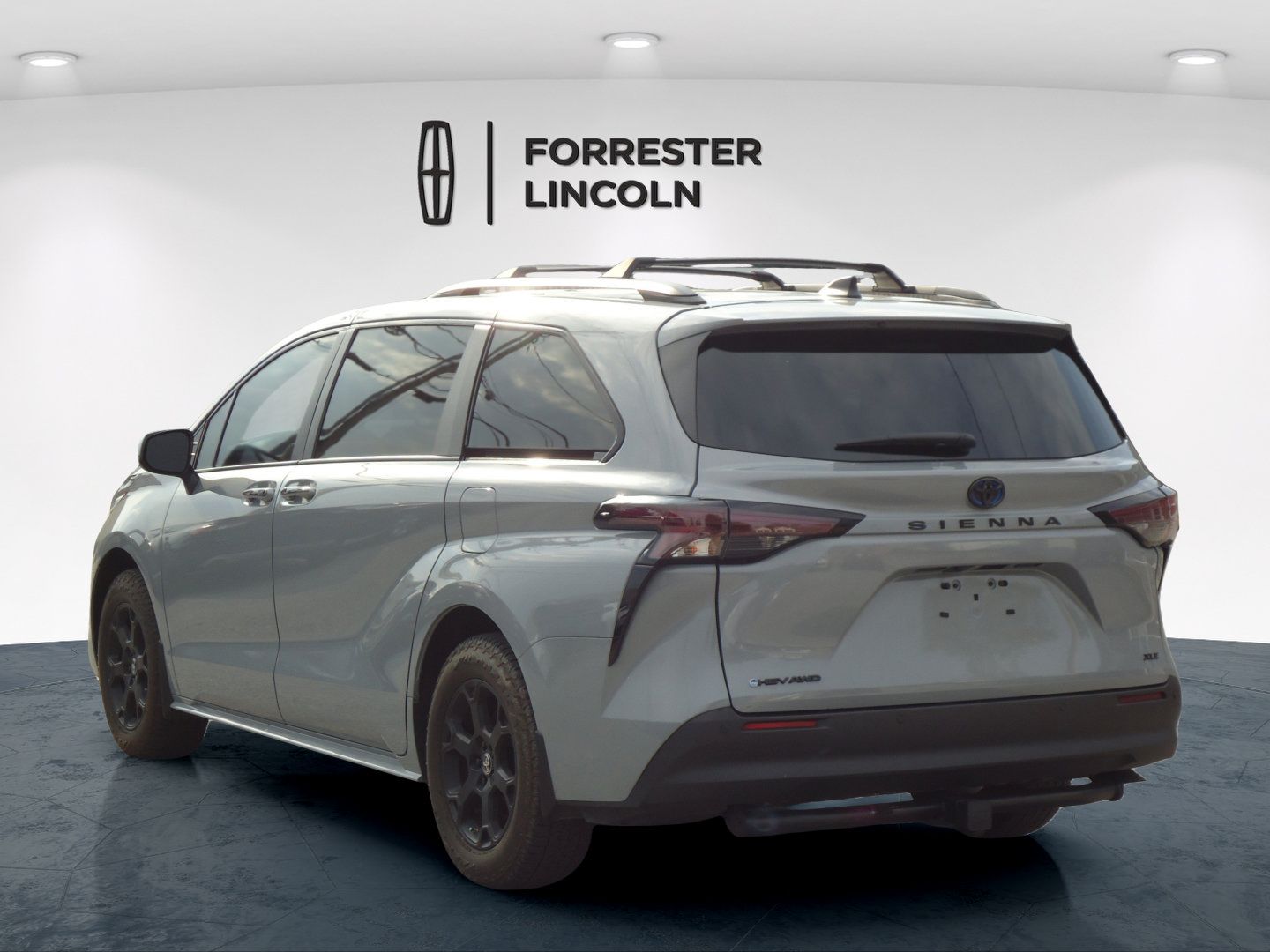 Used 2025 Toyota Sienna XLE Woodland Edition AWD/4WD image 5